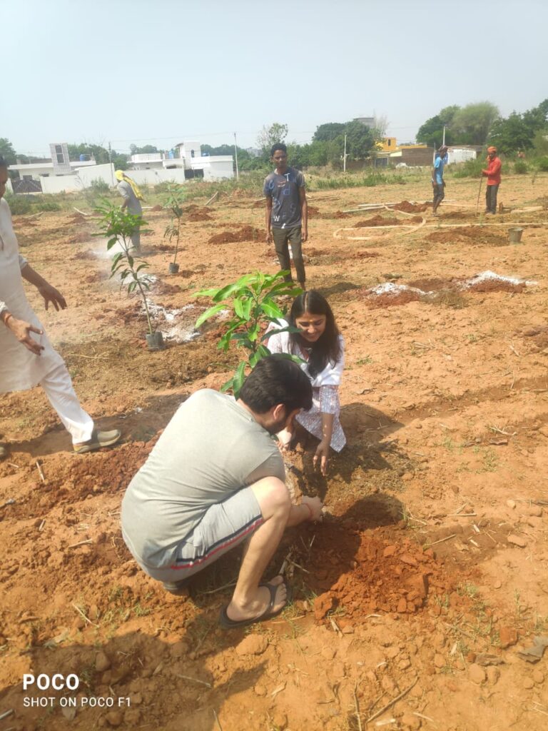 वैवाहिक वर्षगांठ और जन्मदिन के मौके पर रांची गोशाला में पौधरोपण