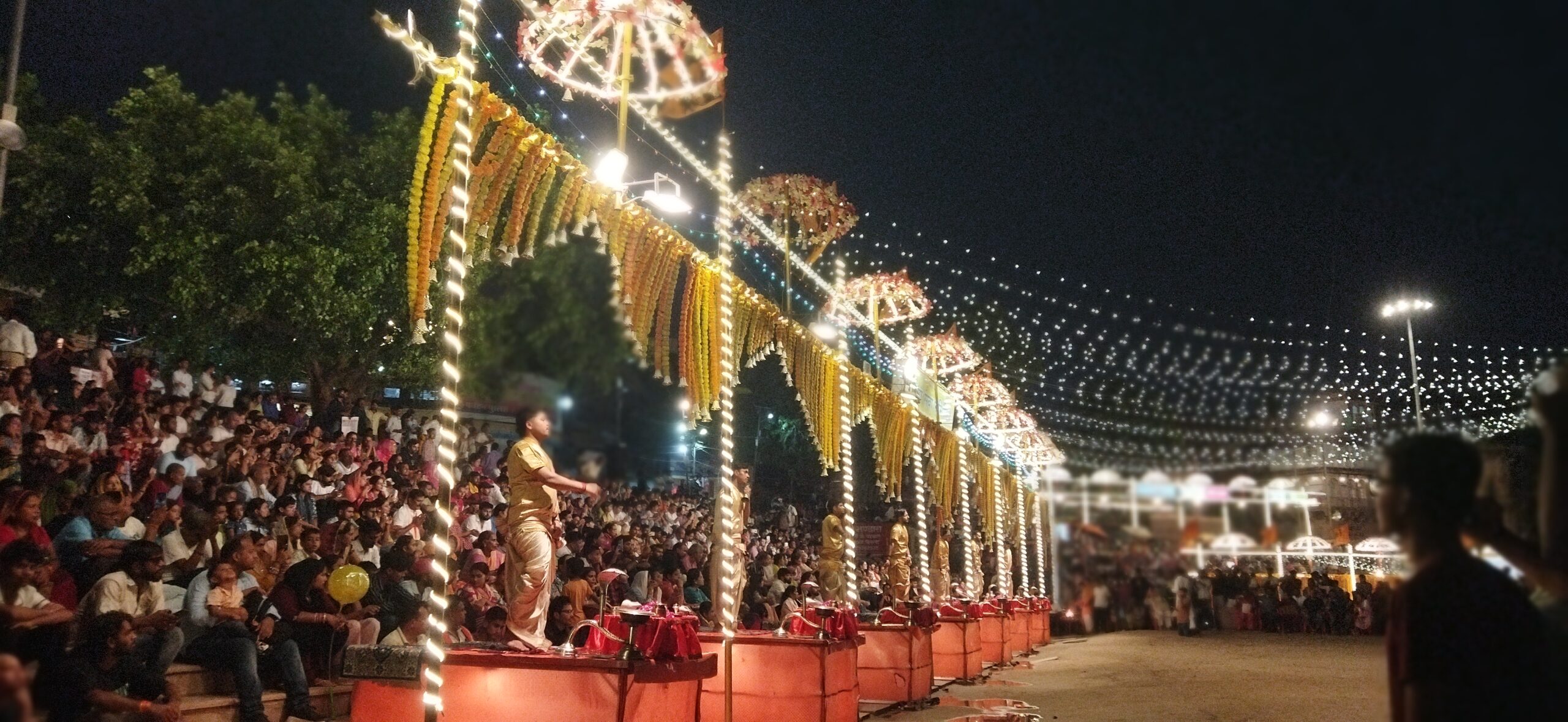 Banaras: वाराणसी में भव्य गंगा आरती का आकर्षण: जानें 5 मुख्य घाटों की खासियत और आध्यात्मिक महत्व