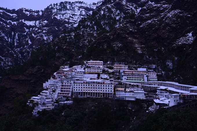 वैष्णो-देवी-यात्रा-अस्थायी-रूप-से-स्थगित.