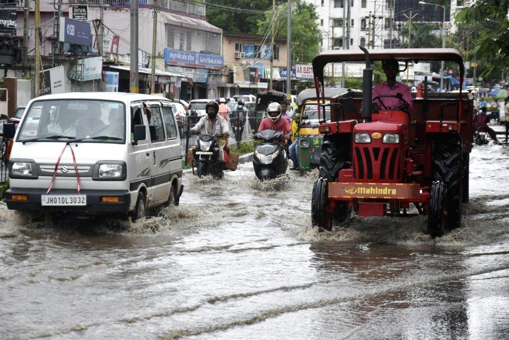 रांची में भारी बारिश के बाद सड़क पर जलजमाव
