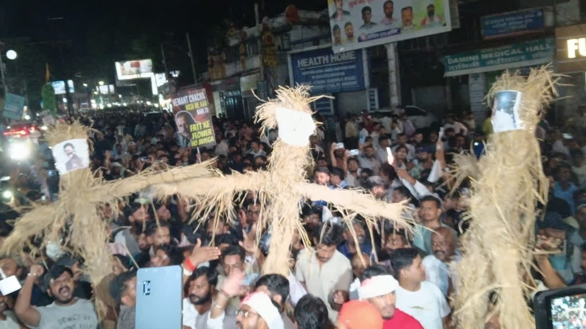 JPSC JSSC Protest Ranchi - अल्बर्ट एक्का चौक पर पुतला दहन करते छात्र