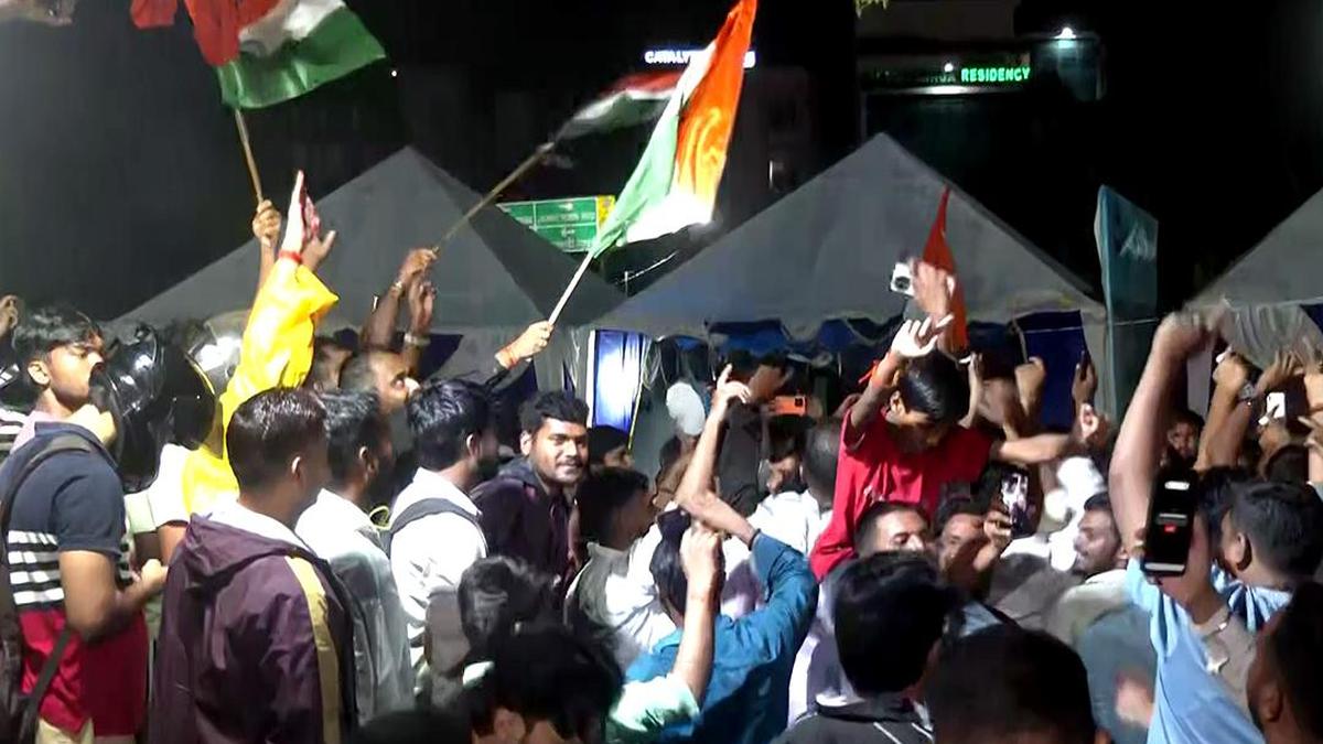 JSSC CGL समेत कई परीक्षाएं रद्द: खुशी में झूमे अभ्यर्थी, पर CBI जांच तक जारी रहेगा आंदोलन
