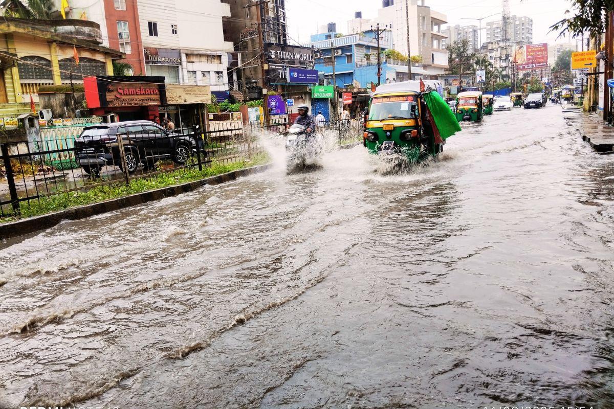 रांची में मानसून के दौरान भारी बारिश और सड़कों पर पानी