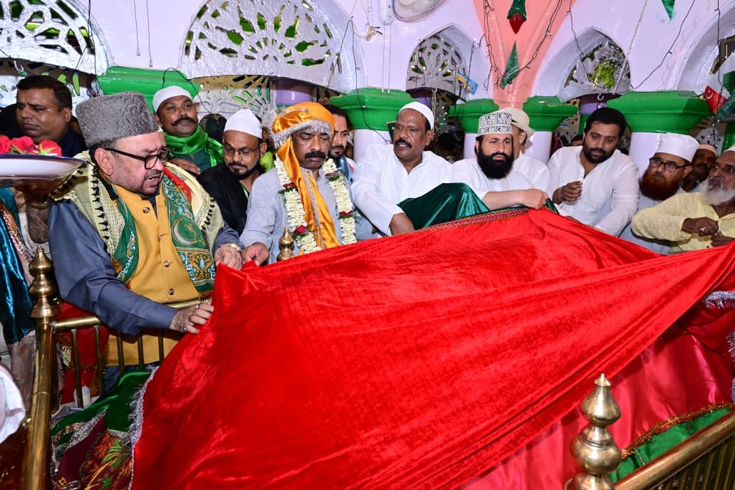 मुख्यमंत्री हेमन्त सोरेन ने हजरत कुतुबुद्दीन रिसालदार बाबा की मजार पर की चादरपोशी