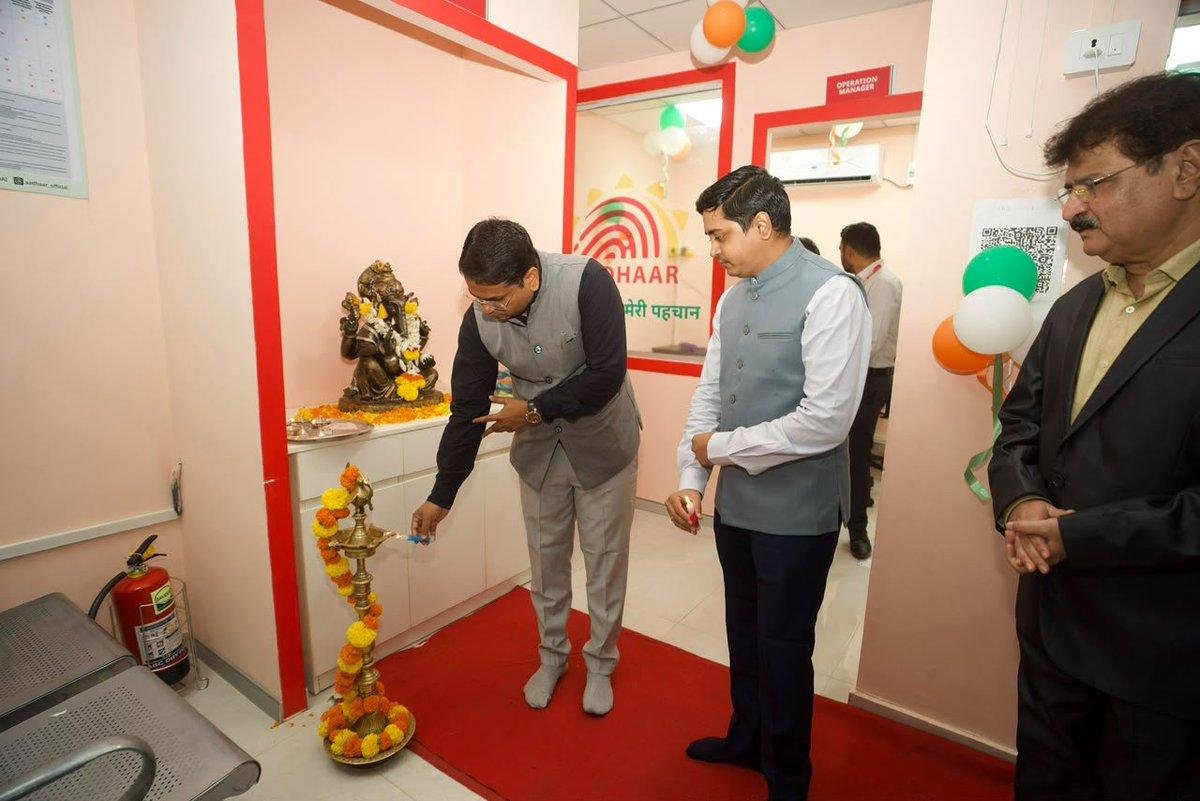 गढ़वा में अत्याधुनिक आधार सेवा केंद्र शुरू