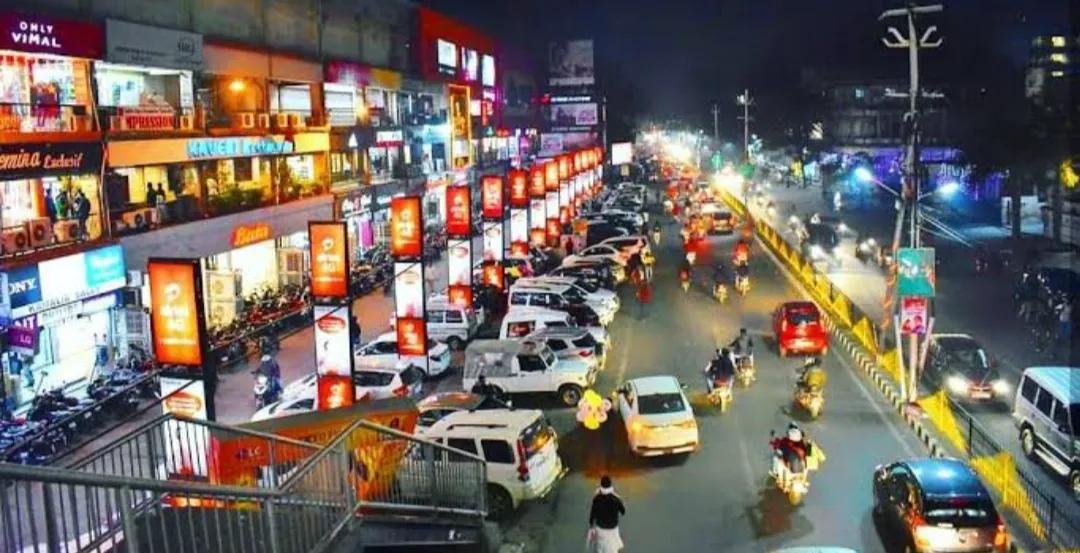 रांची की सड़क पर रात में जलती स्ट्रीट लाइट