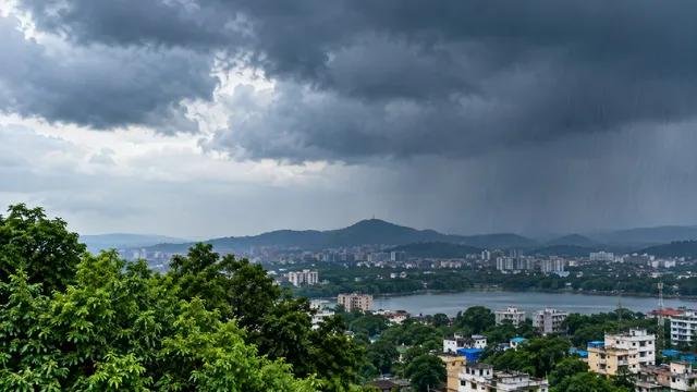 मौसम विभाग के पूर्वानुमान पर टिकी लोगों की नजर।